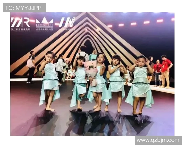 小孩模仿足球巨星踢球成就梦想 引领未来球场新星风潮